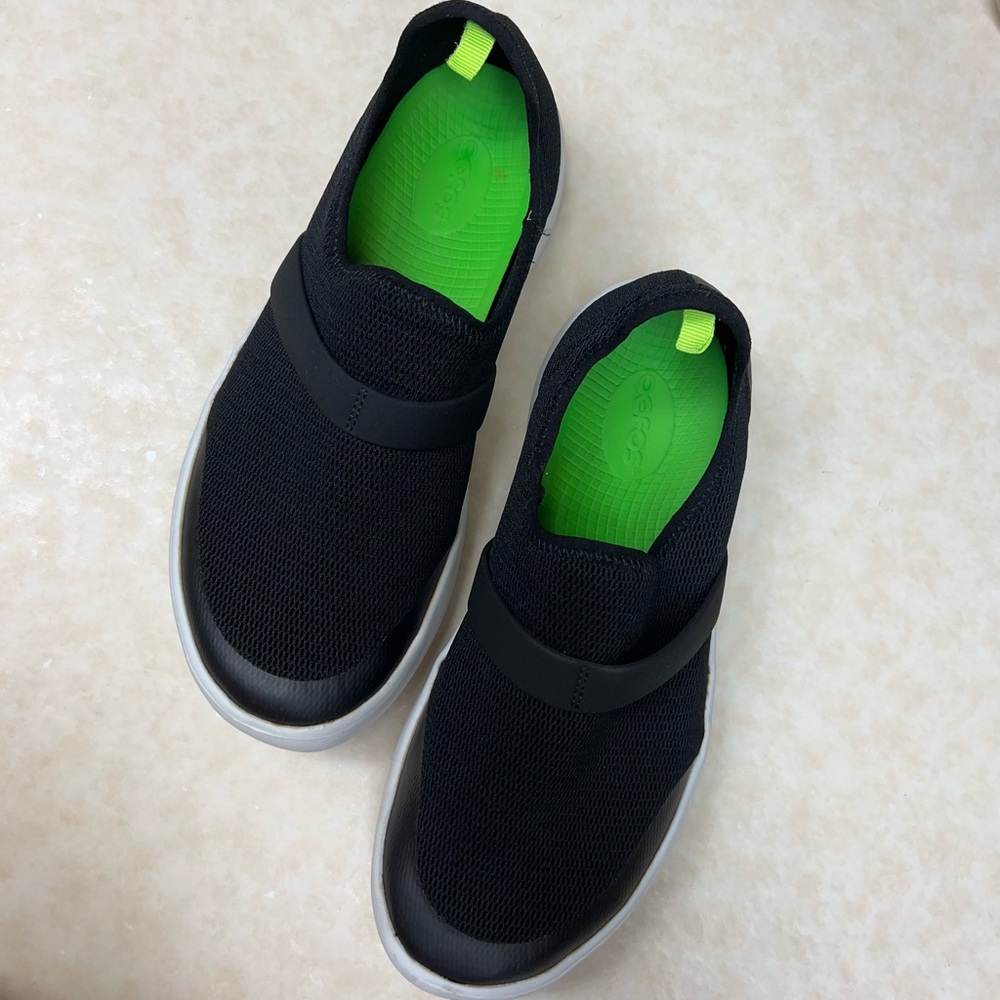 OOFOS Oomg Black slip on Recovery Shoe